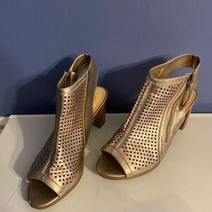 Bella Vita Womens Lenore Almond Leather Sandals Size 8 wide